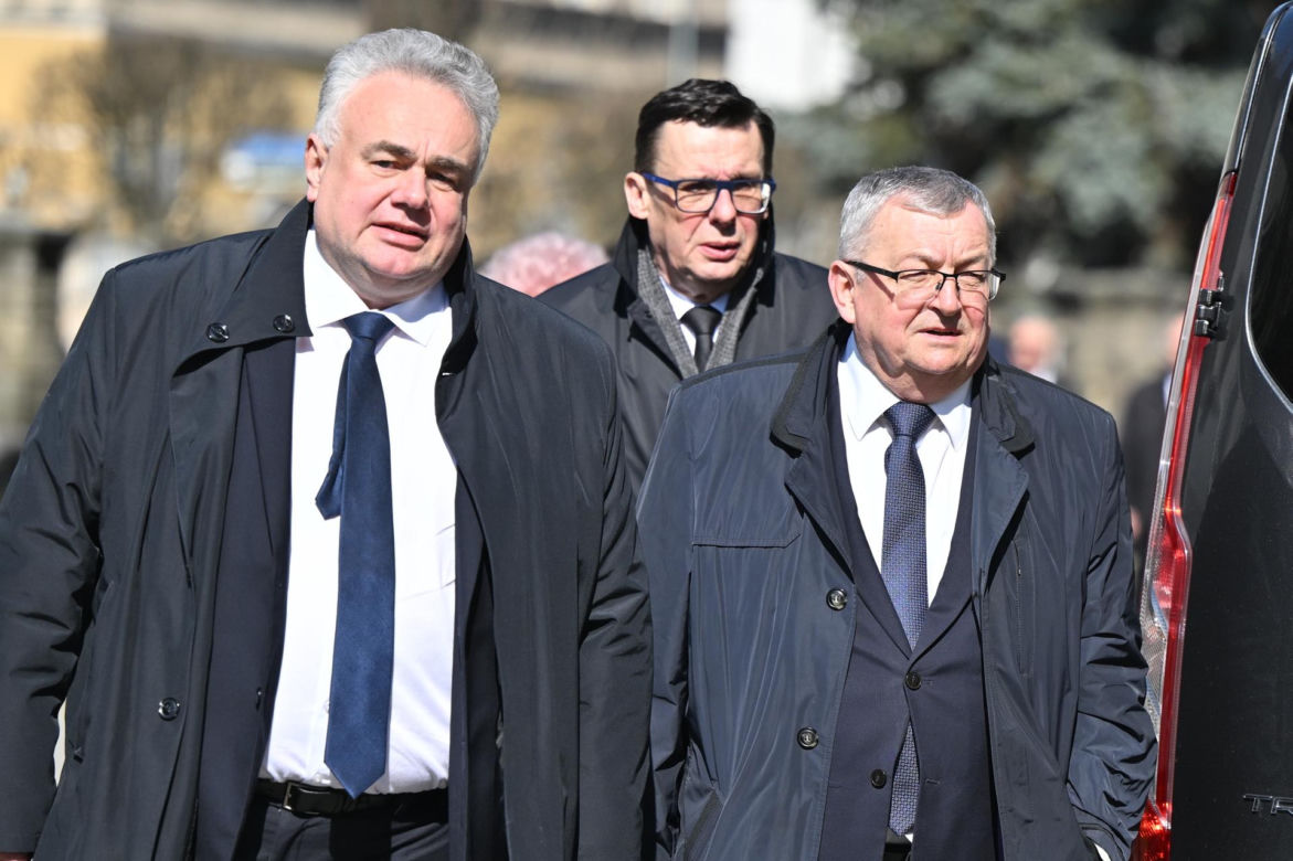 Pogrzeb Barbary Skrzypek. Prezydent Andrzej Duda, Jarosław Kaczyński i inni politycy PiS w kondukcie żałobnym w Gorlicach [ZDJĘCIA]