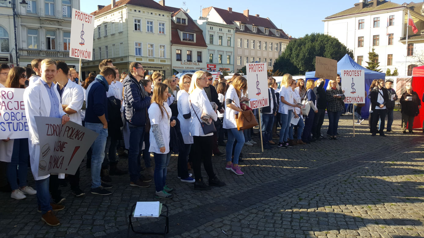 Rezydenci z bydgoskich szpitali protestowali na Starym Rynku