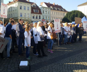 Rezydenci z bydgoskich szpitali protestowali na Starym Rynku