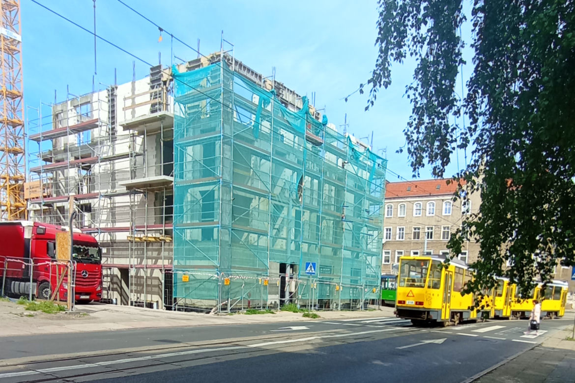 Słup wrósł w nowy budynek. Niecodzienna sytuacja w Szczecinie