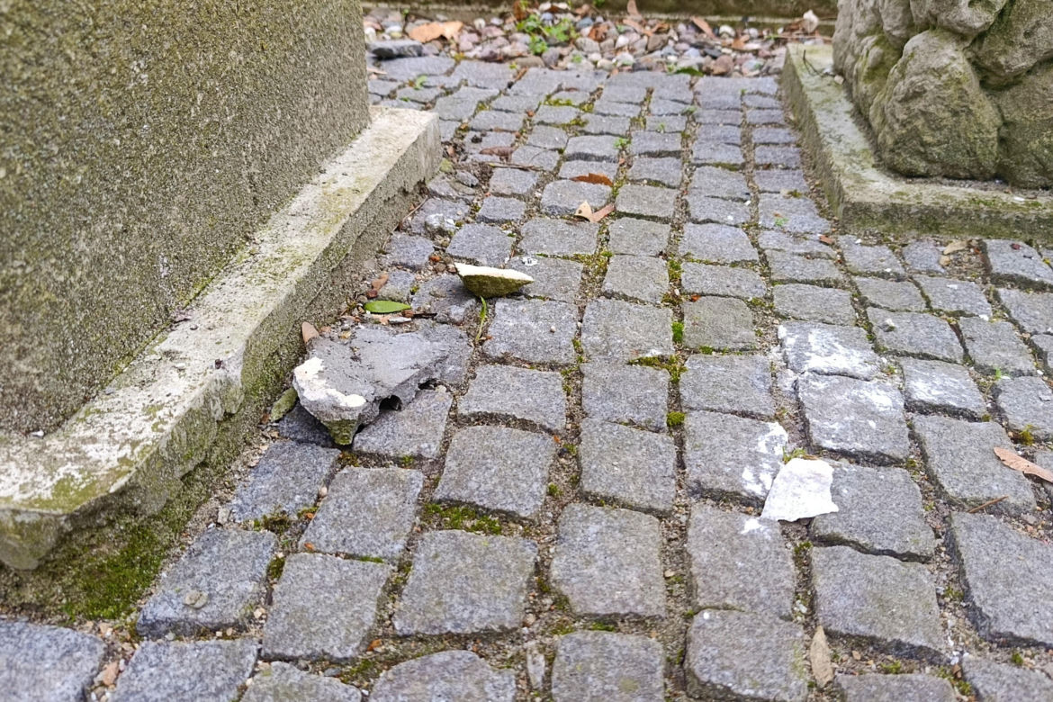 Wandalizm w lapidarium