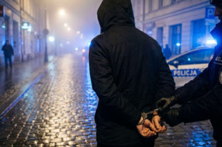 Chciał dźgnąć policjantów w plecy! Dramatyczne kulisy zatrzymania 51-latka