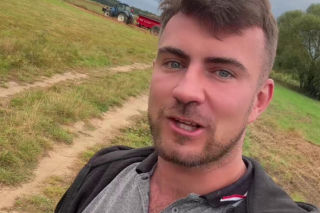 Rolnik influencer opowiedział o dramacie. Ktoś ukradł mu gnój z pola