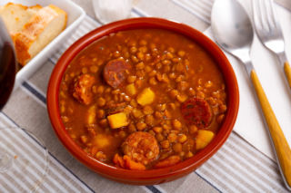 Zupa soczewica chorizo – hiszpańska zupa, która pachnie papryką i rozgrzewa od pierwszej łyżki