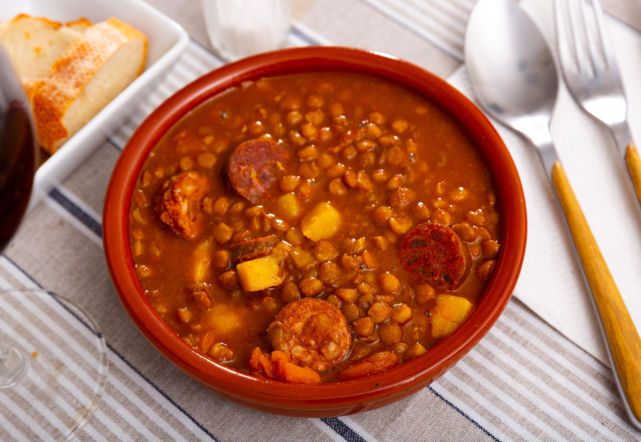 Zupa soczewica chorizo – hiszpańska zupa, która pachnie papryką i rozgrzewa od pierwszej łyżki