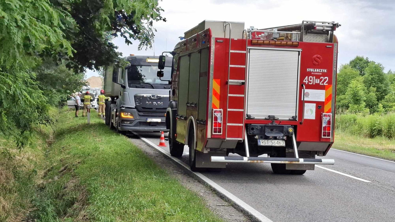 Wypadek w Wielkiej Wsi. Jedna osoba została poszkodowana, autem podróżowało też małe dziecko