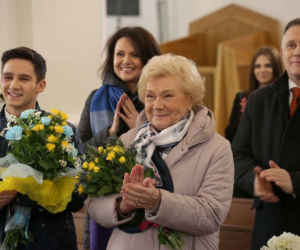 M jak miłość odcinek 1451, ślub Uli (Iga Krefft) i Bartka (Arkadiusz Smoleński). Barbara (Teresa Lipowska), Marysia (Małgorzata Pieńkowska), Mateusz (Krystian Domagała)