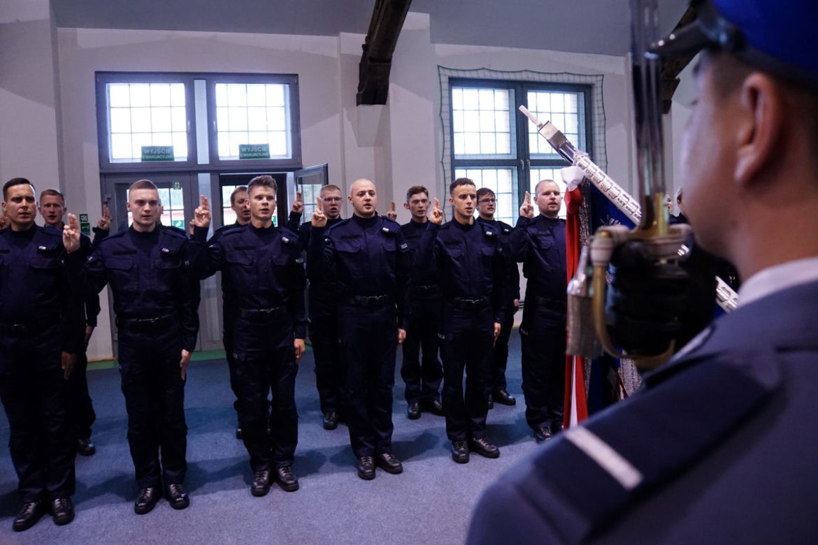 Ślubowanie nowych policjantów w Olsztynie. W szeregi wstąpiło 24 funkcjonariuszy [ZDJECIA]