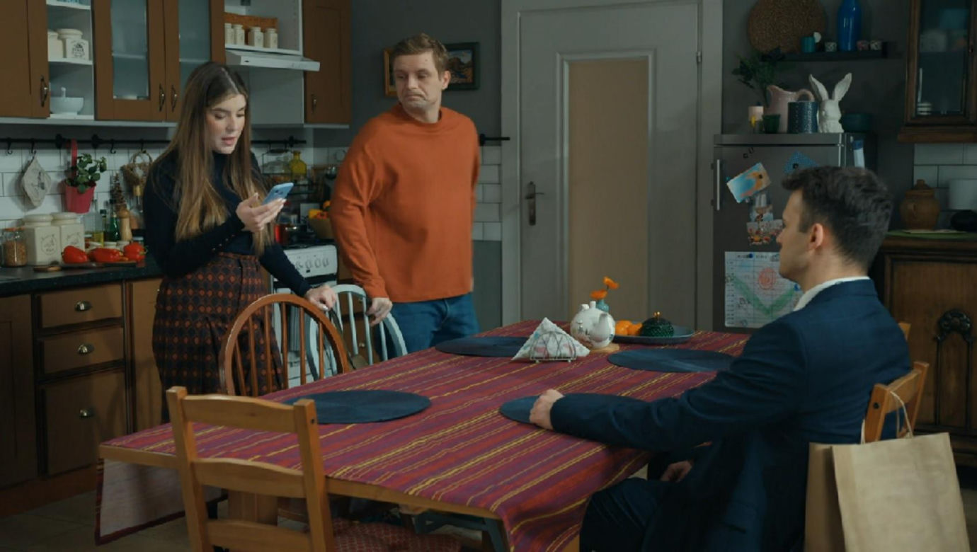 Barwy szczęścia, odcinek 3180. Agata (Natalia Zambrzycka), Hubert (Marek Molak), Ignacy (Olaf Staszkiewicz) 