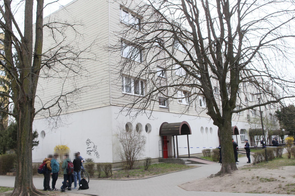 Przerażająca relacja sąsiadów, W mieszkaniu w Wołominie znaleziono ciała dwóch osób, ranny 19-latek w szpitalu
