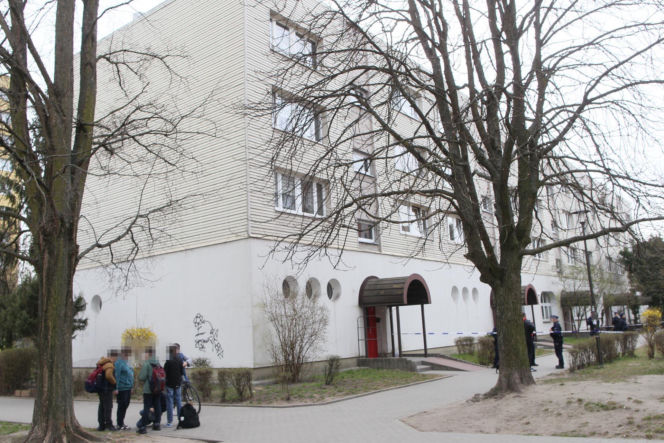 Przerażająca relacja sąsiadów, W mieszkaniu w Wołominie znaleziono ciała dwóch osób, ranny 19-latek w szpitalu