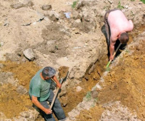 Wykop pod fundament robiony ręcznie, łopatą