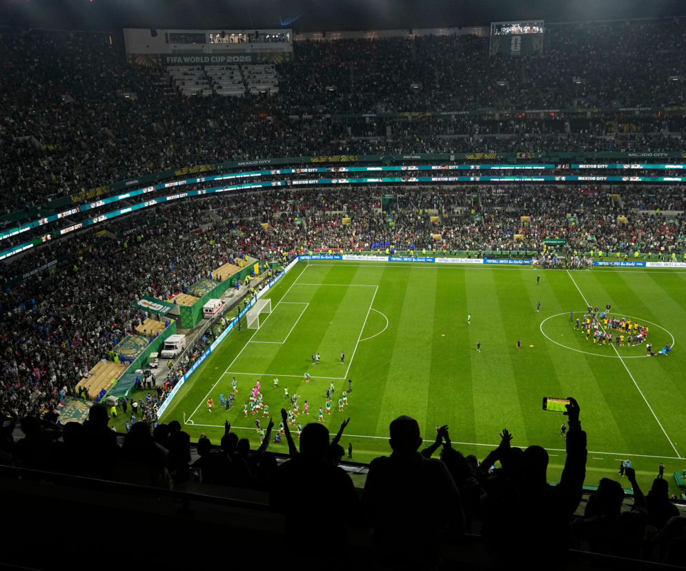 Stadion Azteca w Meksyku, pełen kibiców, podczas opóźnionego meczu Meksyk - Ekwador na MŚ 2026. Jasno oświetlone boisko z piłkarzami i widocznym brandingiem FIFA World Cup 2026, a także napisy Mexico City na obramowaniach. O kłopotach z pogodą na naszym portalu przeczytasz więcej.