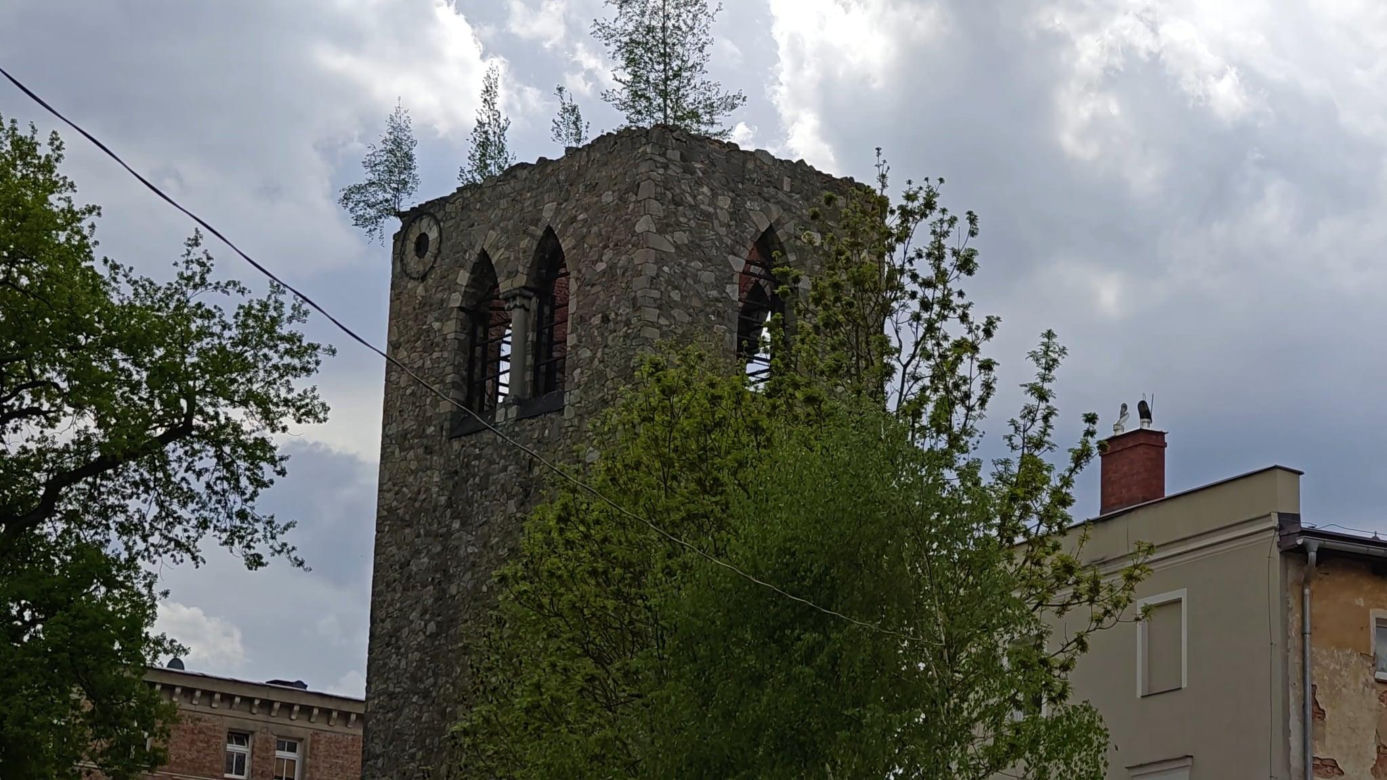 Porzucony kościół Salvatora na Dolnym Śląsku. Tajemnicza ruina w centrum miasta 