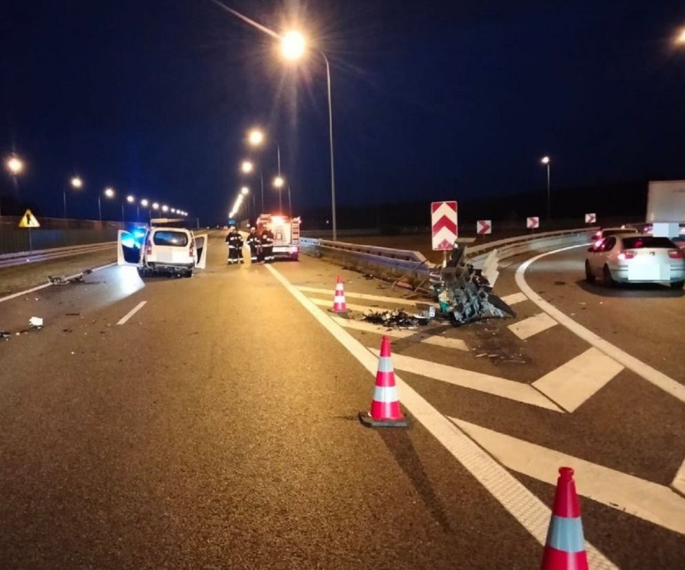Wypadek na A4 w Sędziszowie Małopolskim. Citroen uderzył w bariery 