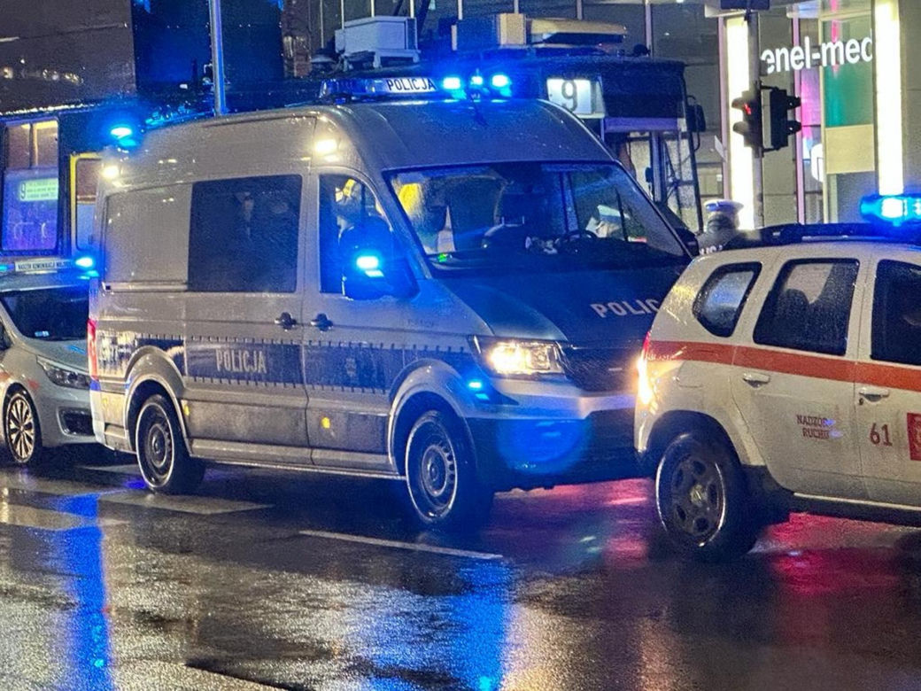 Staruszka wpadła pod tramwaj na przejściu dla pieszych! Tragedia w centrum