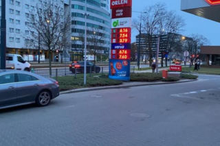 Maksymalne ceny paliw już obowiązują. Sprawdziliśmy, ile kosztuje tankowanie w Warszawie