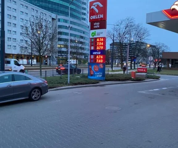Od dziś tańsze paliwo! Ile zapłacimy na stacjach?