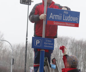 Dekomunizacja Warszawy. Zdejmowanie tablicy z Aleją Lecha Kaczyńskiego, zakładanie na powrót Armii Ludowej.