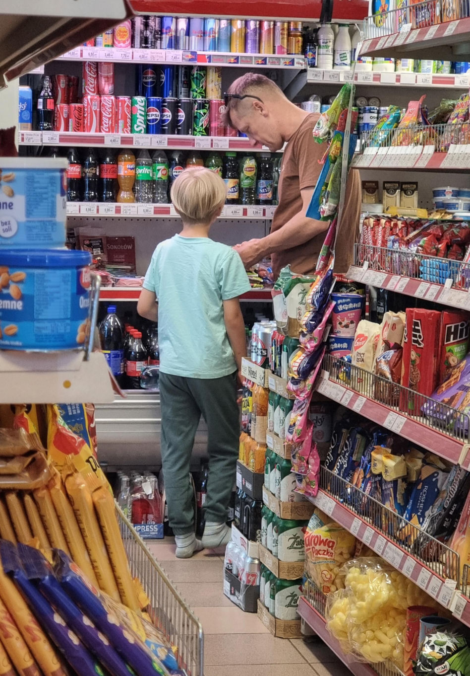 Marcin Mroczek bawi się samolotem