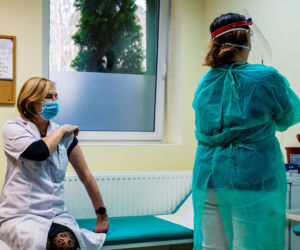 Pierwsze szczepienie przeciw COVID-19 w Gdańsku