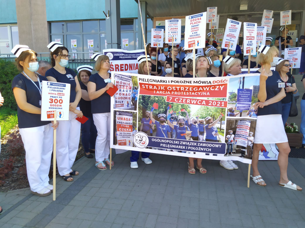 Protest pielęgniarek i położnych pod Mazowieckim Szpitalem Wojewódzkim w Siedlcach - 07.06.2021