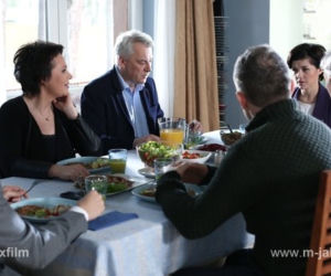 M jak miłość odc. 1143. Artur Rogowski (Robert Moskwa), Marysia (Małgorzata Pieńkowska), Robert Bilski (Zbigniew Stryj), Piotrek (Marcin Mroczek), Kinga (Katarzyna Cichopek)