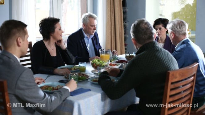 M jak miłość odc. 1143. Artur Rogowski (Robert Moskwa), Marysia (Małgorzata Pieńkowska), Robert Bilski (Zbigniew Stryj), Piotrek (Marcin Mroczek), Kinga (Katarzyna Cichopek)