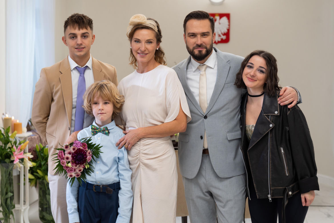 	Barwy szczęścia odc. 2973. Beata (Anita Jancia), Grześ (Noah Culbreth), Luiza (Julia Zielińska), Mirek (Oliwier Kozłowski), Damian (Michał Lesień-Głowacki) 