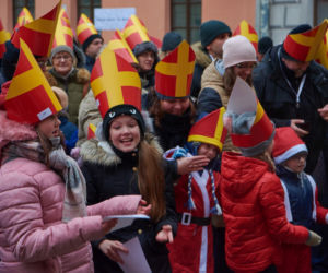 Setki Mikołajów w centrum miasta. Orszak św. Mikołaja w Lublinie