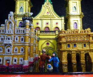 Miniatury szopek krakowskich zamyka w butelce