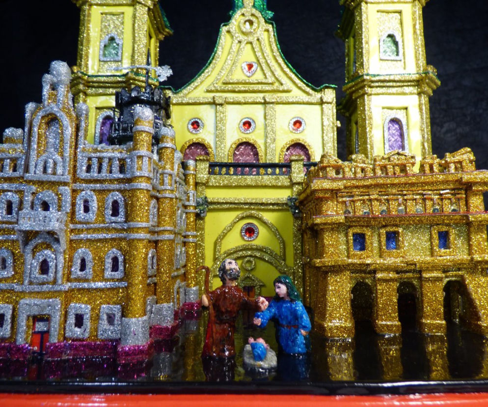 Miniatury szopek krakowskich zamyka w butelce