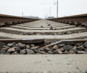 Maszynista zatrzymał pociąg w Będzelinie. Co naprawdę pękło na torach?