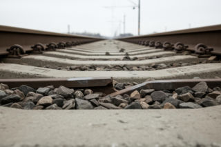 Maszynista zatrzymał pociąg w Będzelinie. Co naprawdę pękło na torach?