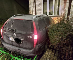 Huk i pęknięta ściana! Citroen wjechał w dom na Południowej w Starachowicach