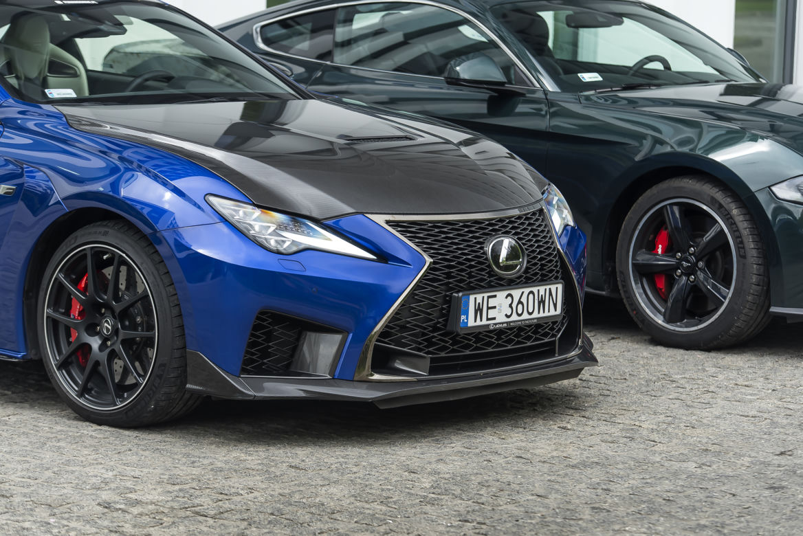 Lexus RC F Carbon 5.0 V8 vs. Ford Mustang Bullitt 5.0 V8