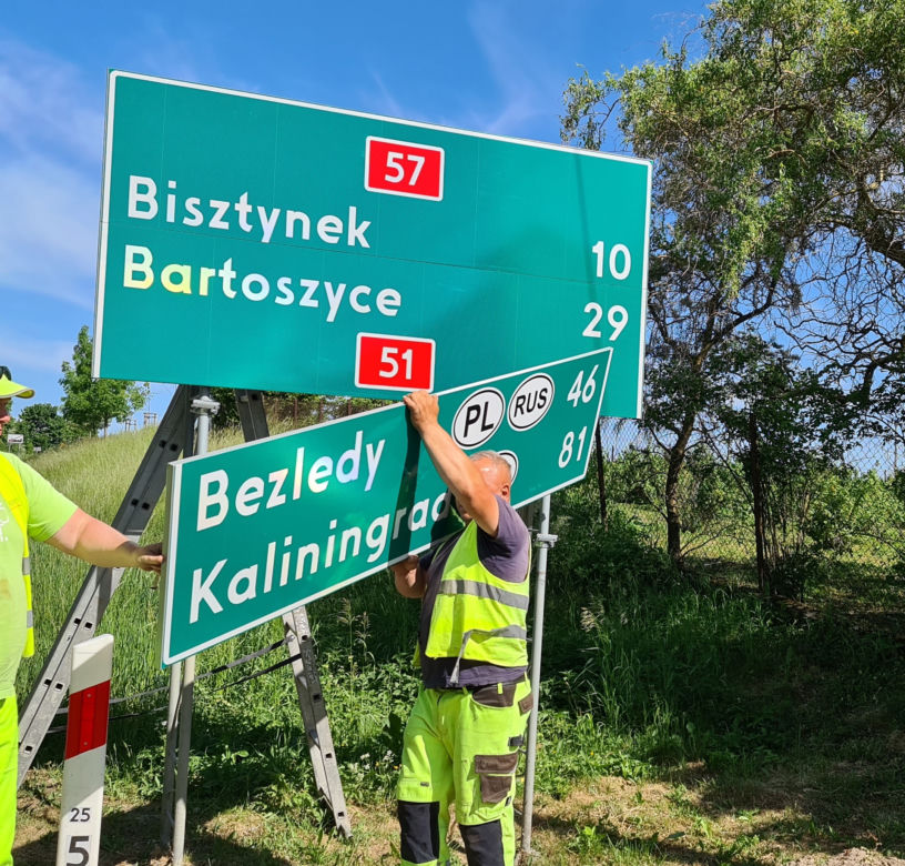 Pierwsze znaki drogowe z nazwą Królewiec już stoją [ZDJĘCIA]