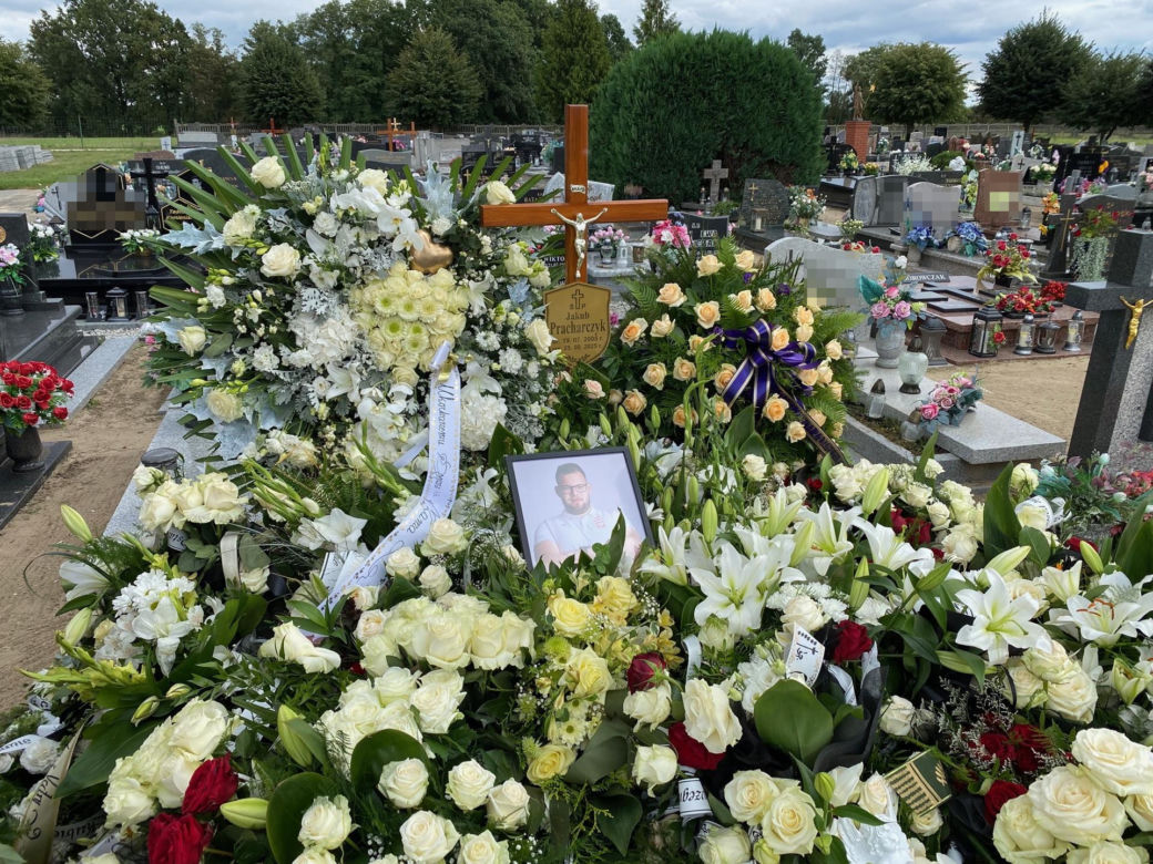 Przejmujący widok na grobie Jakuba Pracharczyka. 20-latek zginął w katastrofie awionetki