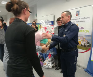 Dzieci z SP nr 31 w Toruniu podarowały pluszaki policjantom