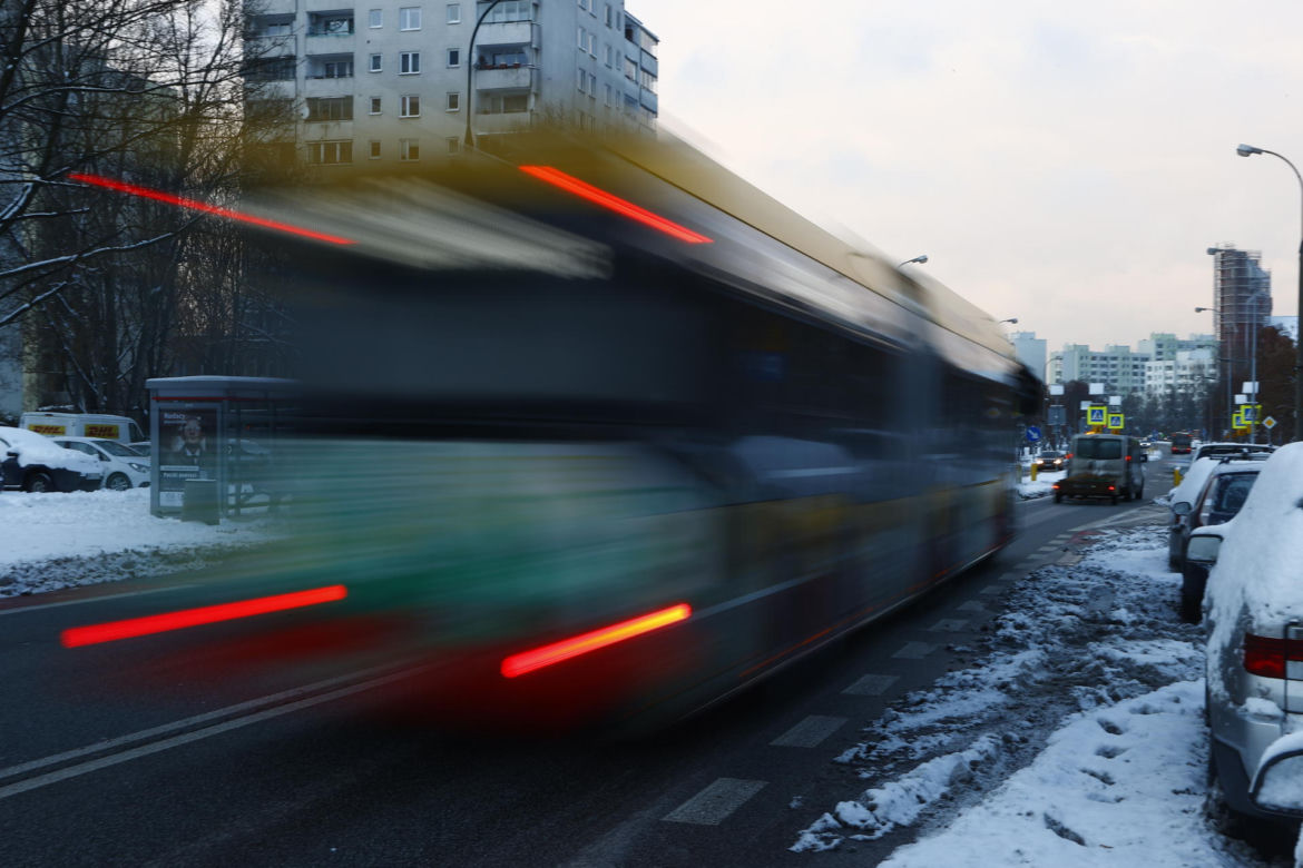 Autobus miejski gnał z pasażerami przy otwartych drzwiach. Przerażające sceny na Ursynowie