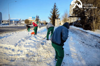 Siedlce: Więźniowie odśnieżają chodniki i parkingi