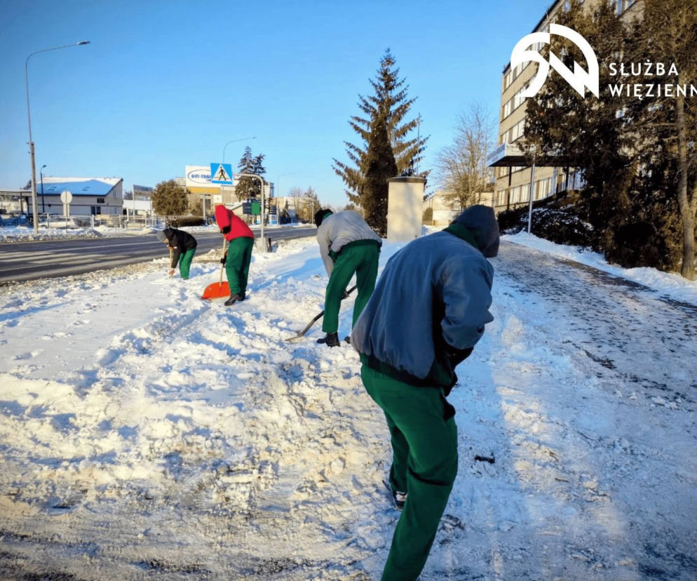 Siedlce: Więźniowie odśnieżają chodniki i parkingi