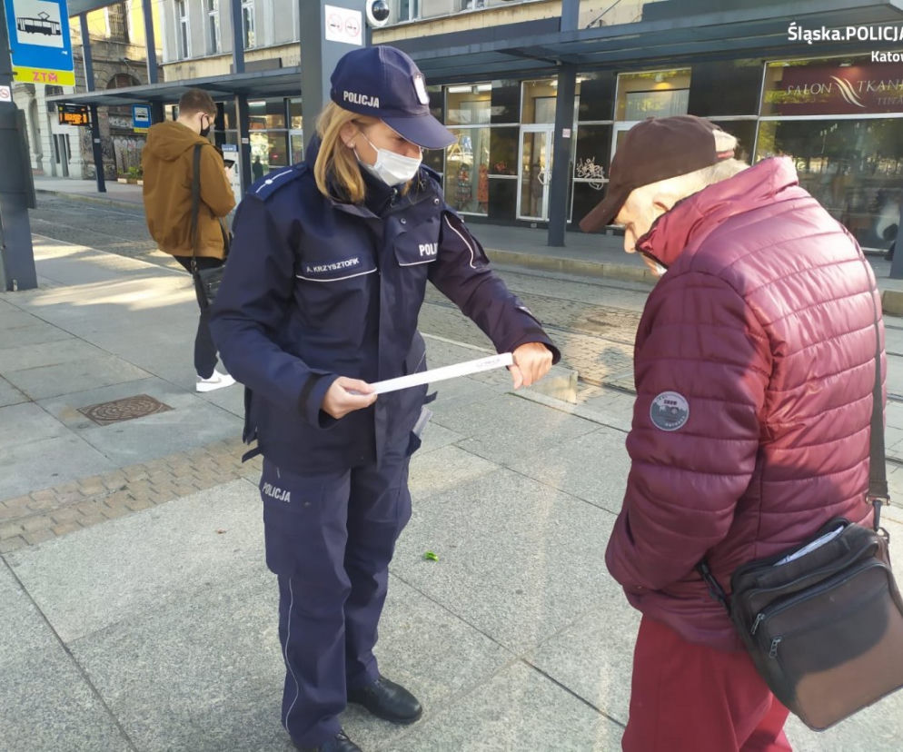 Katowice: Policjanci sprawdzają czy pasażerowie noszą maseczki w komunikacji miejskiej [ZDJĘCIA]