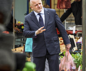 Paweł Kowal na bazarze