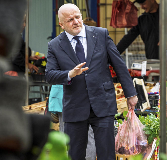 Paweł Kowal na bazarze