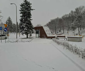 Atak zimy w Świętokrzyskiem. Śnieg i trudne warunki drogowe 23 Listopada 2025