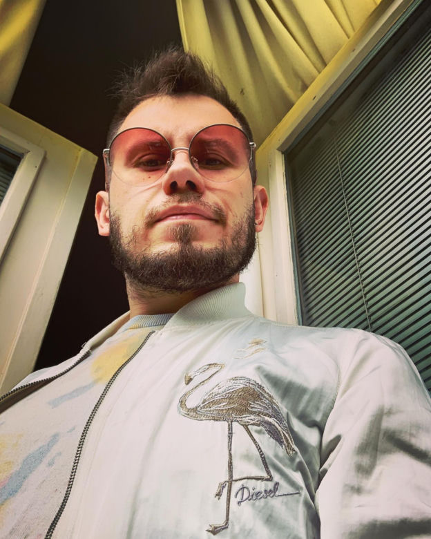 Łukasz Kachnowicz był księdzem, jest gejem i walczy z PiS