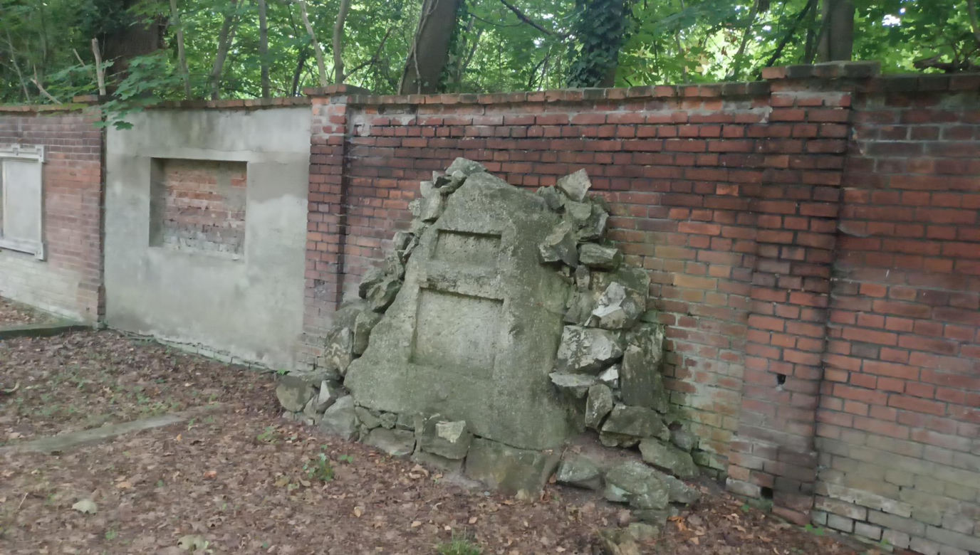 Opuszczony cmentarz w Opolu. Tu zatrzymał się czas