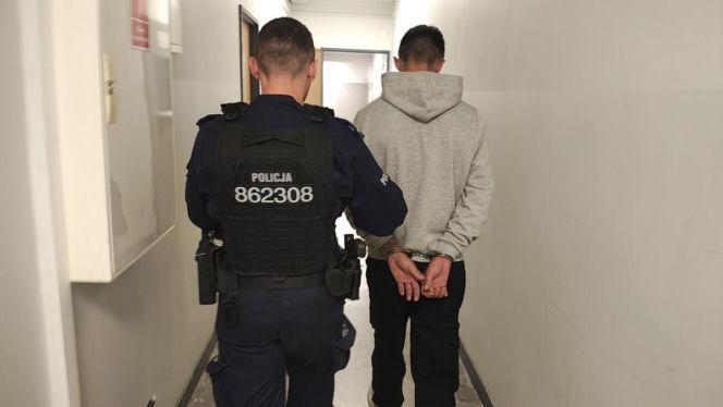 Przyłapała partnera z inną w łóżku i wezwała policję. Finał sprawy zaskakuje