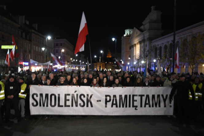 Marsz Pamięci PiS przeszedł ulicami Warszawy. To już 16 lat po katastrofie smoleńskiej